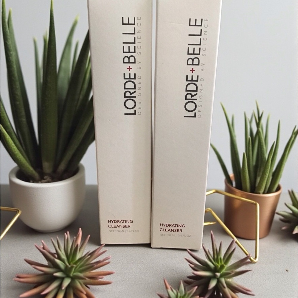 Hydrating Cleanser - Elegant White